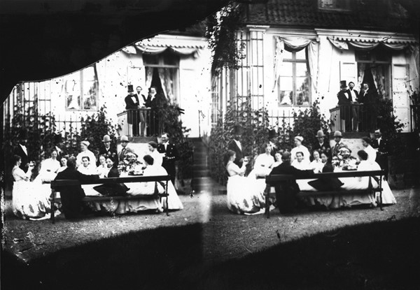 Stereofoto af H.C. Andersen på Rolighed i selskab